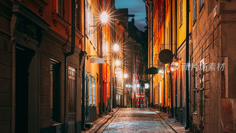 斯德哥尔摩,瑞典。斯德哥尔摩传统街道夜景。住宅区，舒适街在市中心。历史街区Gamla Stan的Baggensgatan街